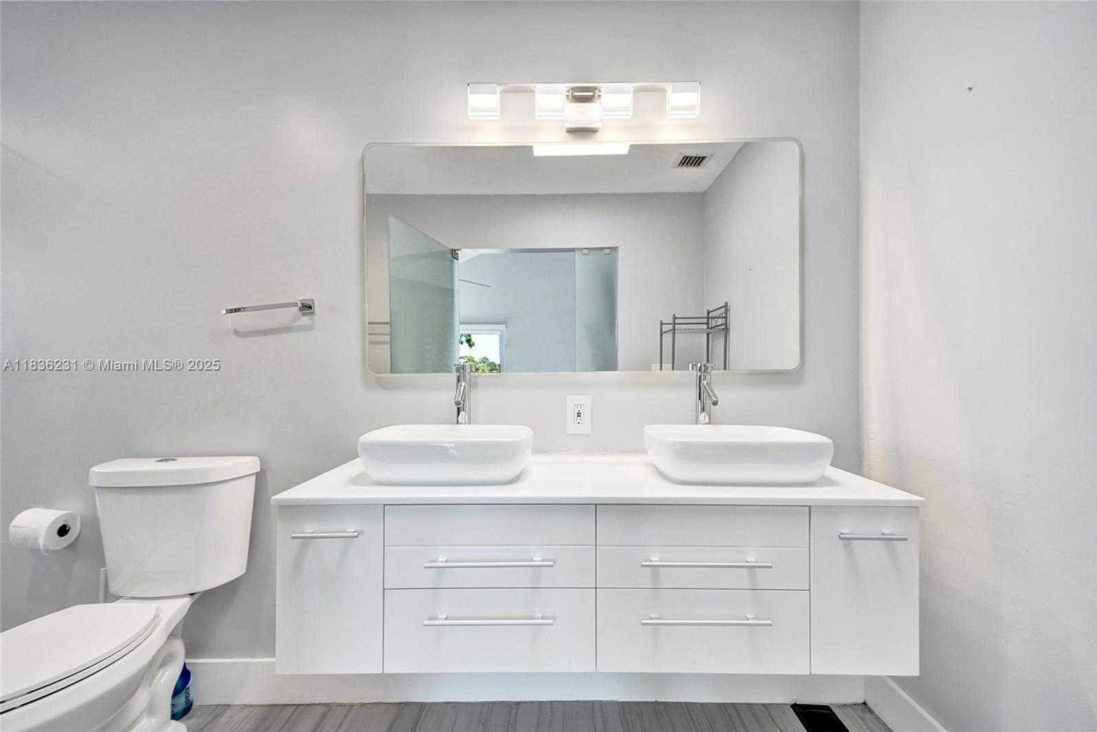 Small Image of 1000 NORTH EAST 204 LN #D, Miami Number 30