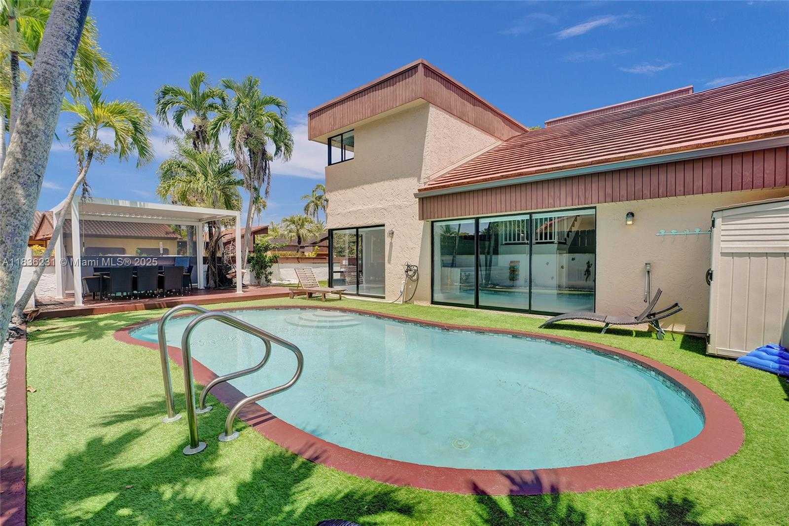 Small Image of 1000 NORTH EAST 204 LN #D, Miami Number 52
