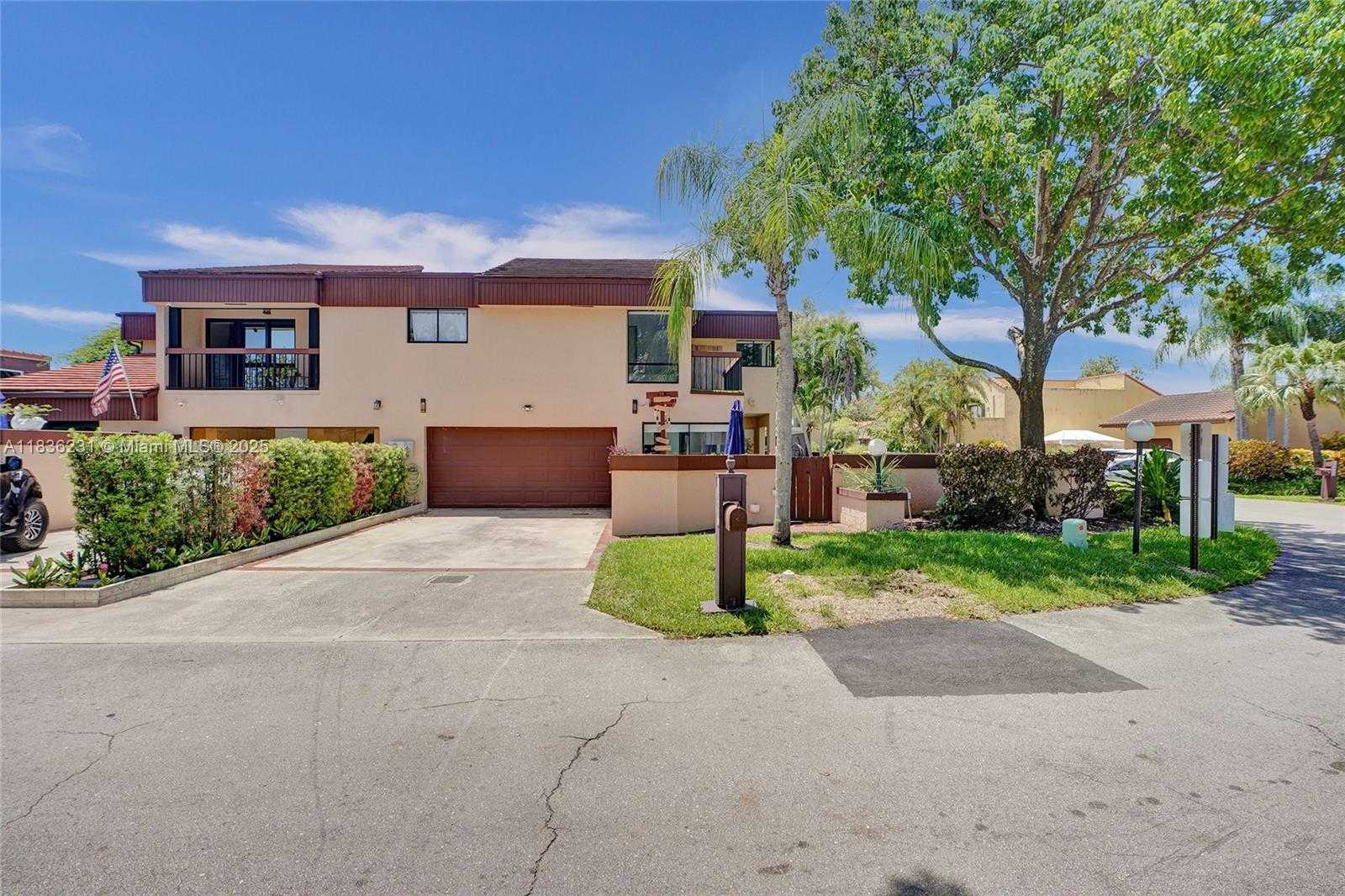 Small Image of 1000 NORTH EAST 204 LN #D, Miami Number 53