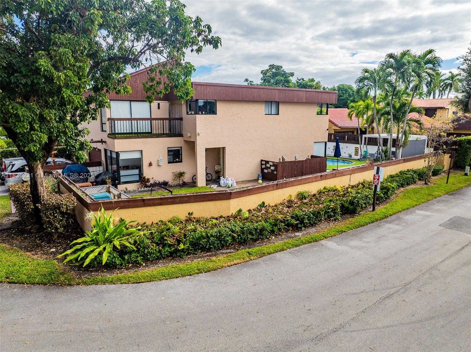 Small Image of 1000 NORTH EAST 204 LN #D, Miami Number 59