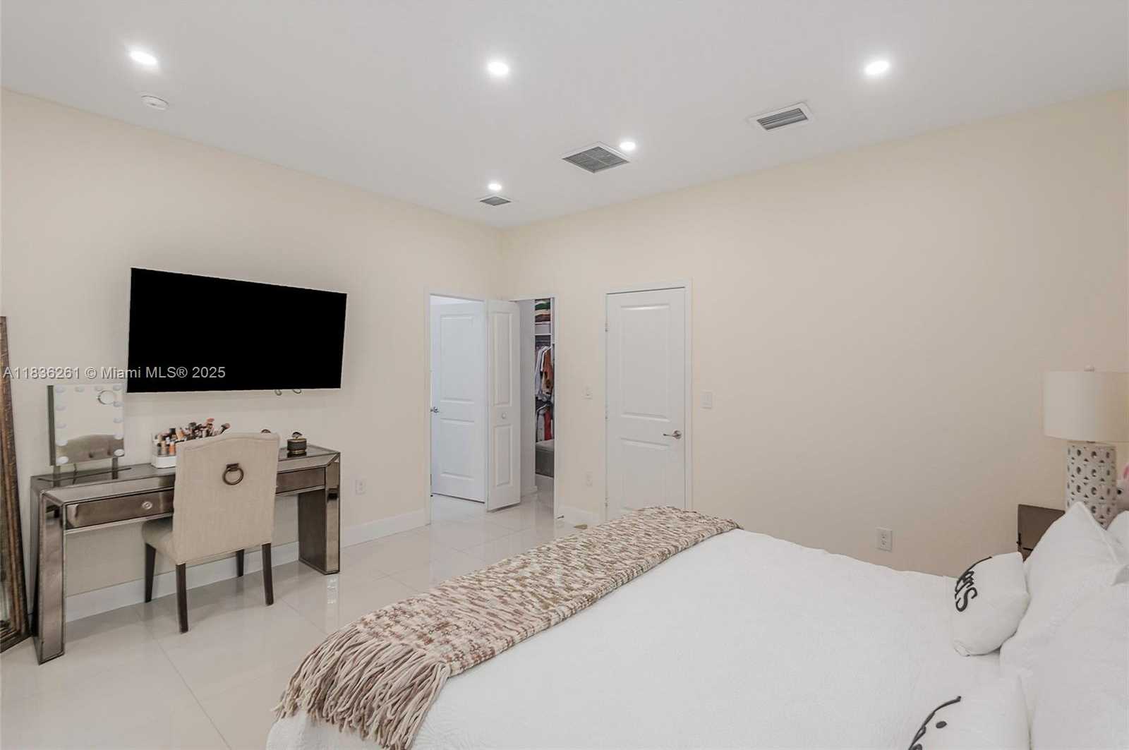 Small Image of 401 SOUTH WEST 91ST AVE, Miami Number 24