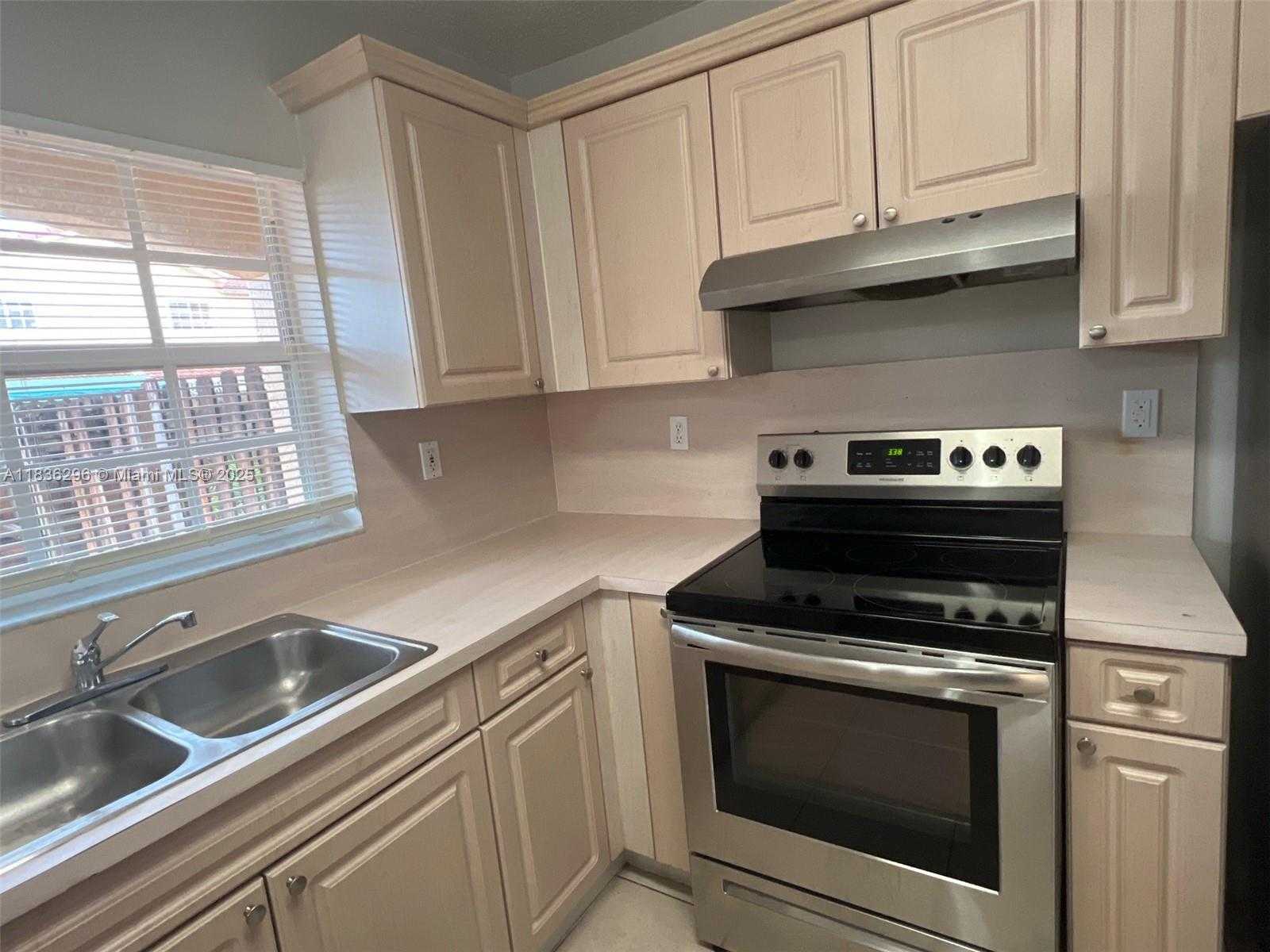 Small Image of 6865 SOUTH WEST 158TH PL, Miami Number 7