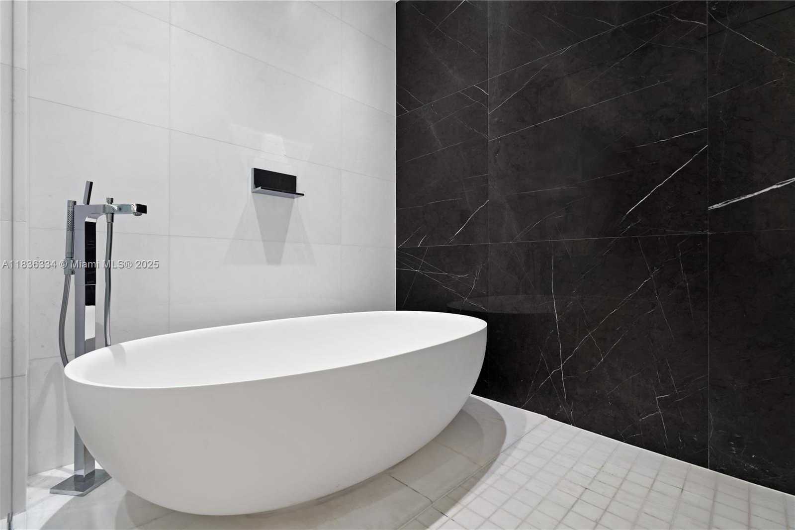 Small Image of 300 BISCAYNE BLVD WAY #4707, Miami Number 4