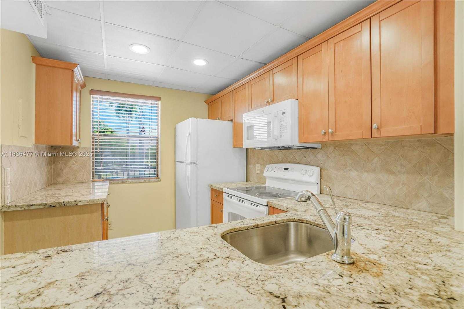 Small Image of 10332 SUNRISE LAKES BLVD #206, Sunrise Number 14