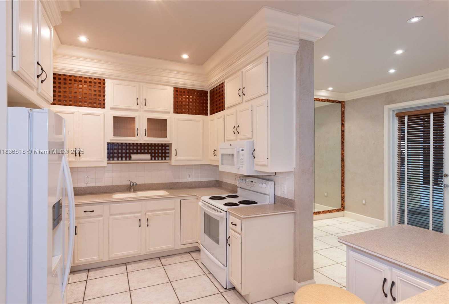 Small Image of 602 MALAGA AVE #B, Coral Gables Number 10