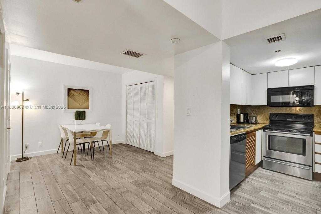 Small Image of 834 OCEAN DR #306, Miami Beach Number 12