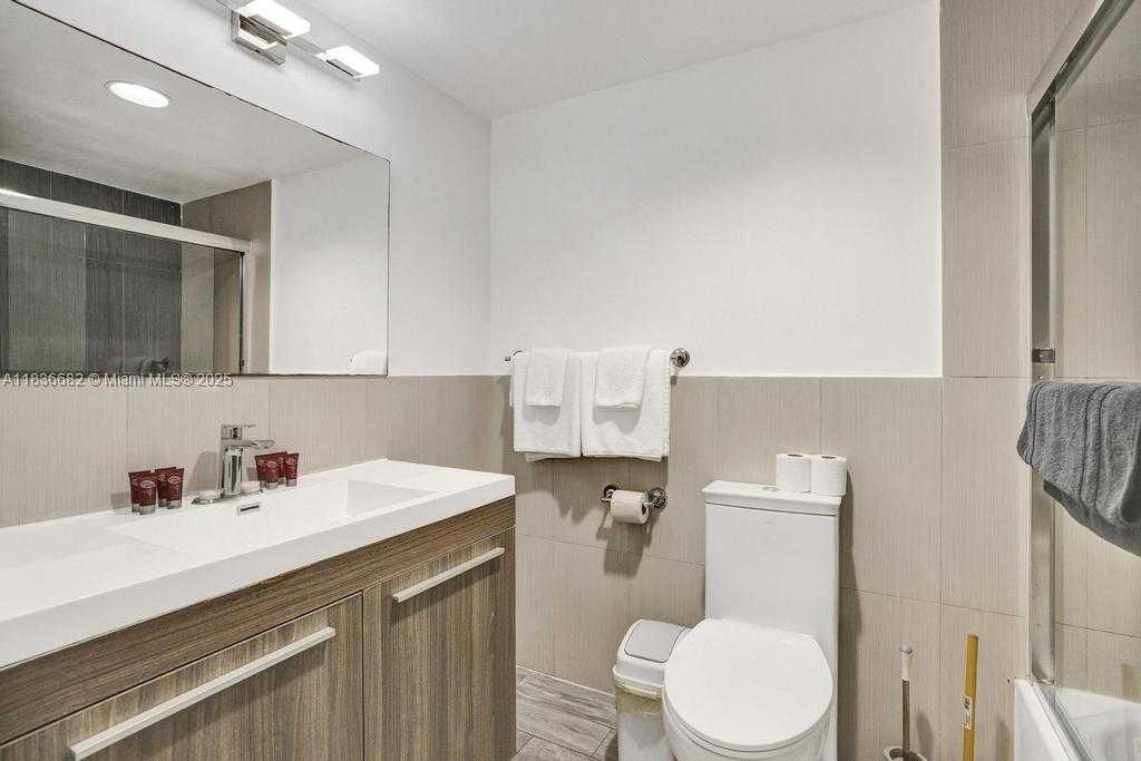 Small Image of 834 OCEAN DR #306, Miami Beach Number 15
