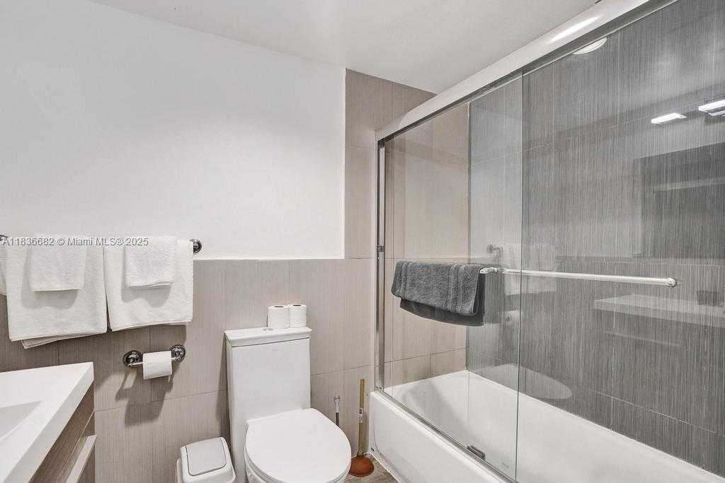 Small Image of 834 OCEAN DR #306, Miami Beach Number 16