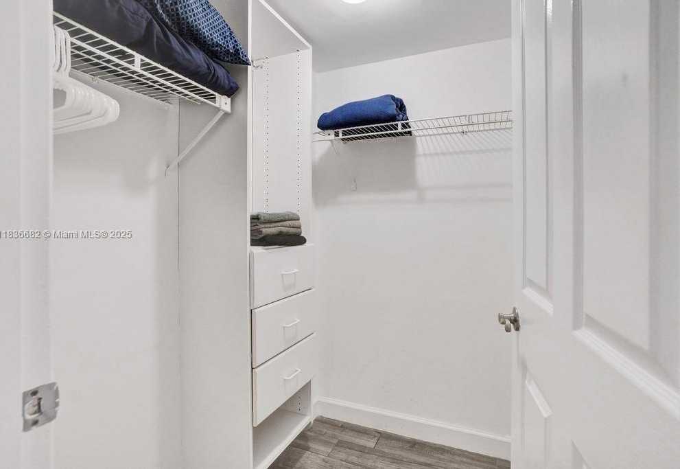 Small Image of 834 OCEAN DR #306, Miami Beach Number 18