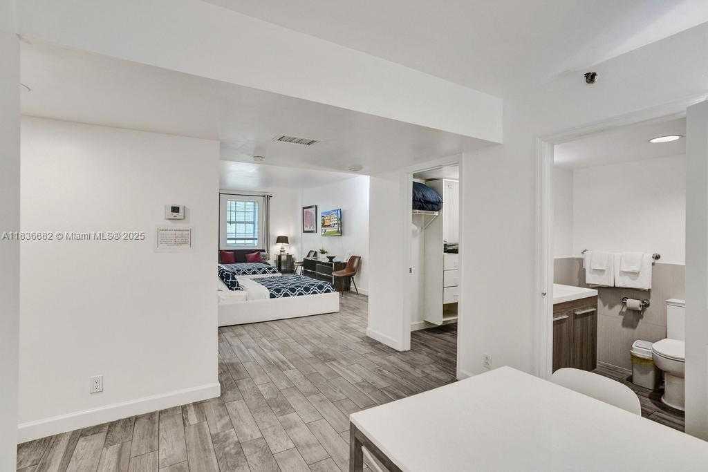 Small Image of 834 OCEAN DR #306, Miami Beach Number 6