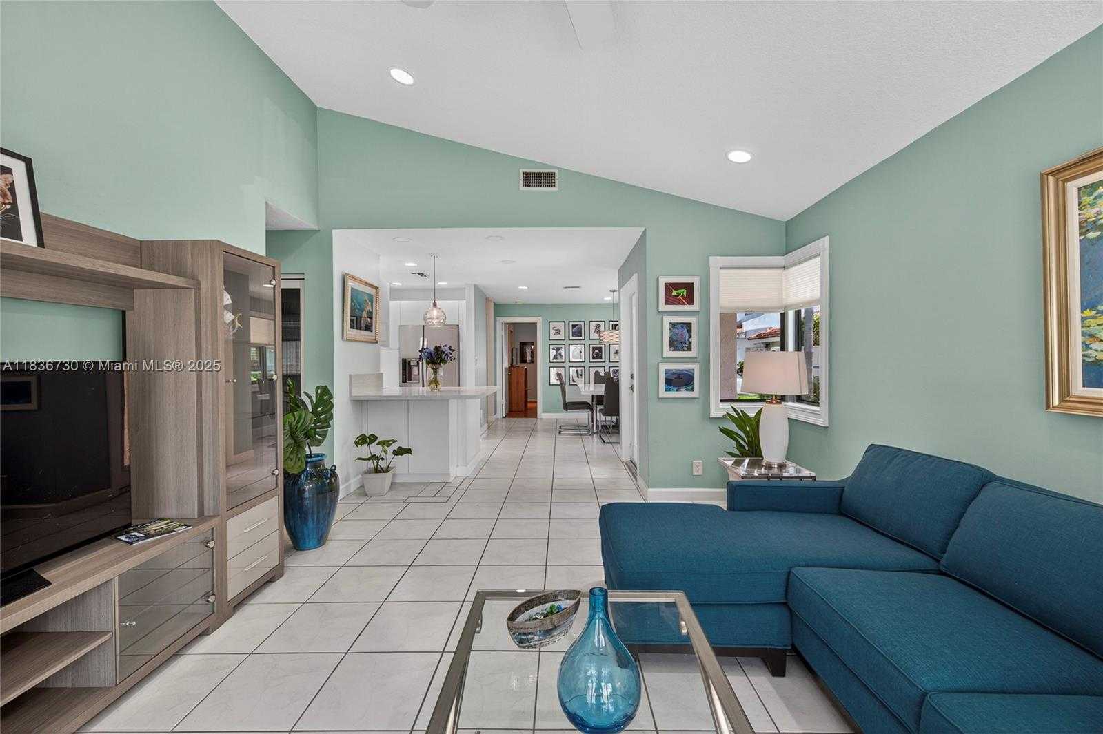 Small Image of 21150 JIB CT #J11, Aventura Number 11