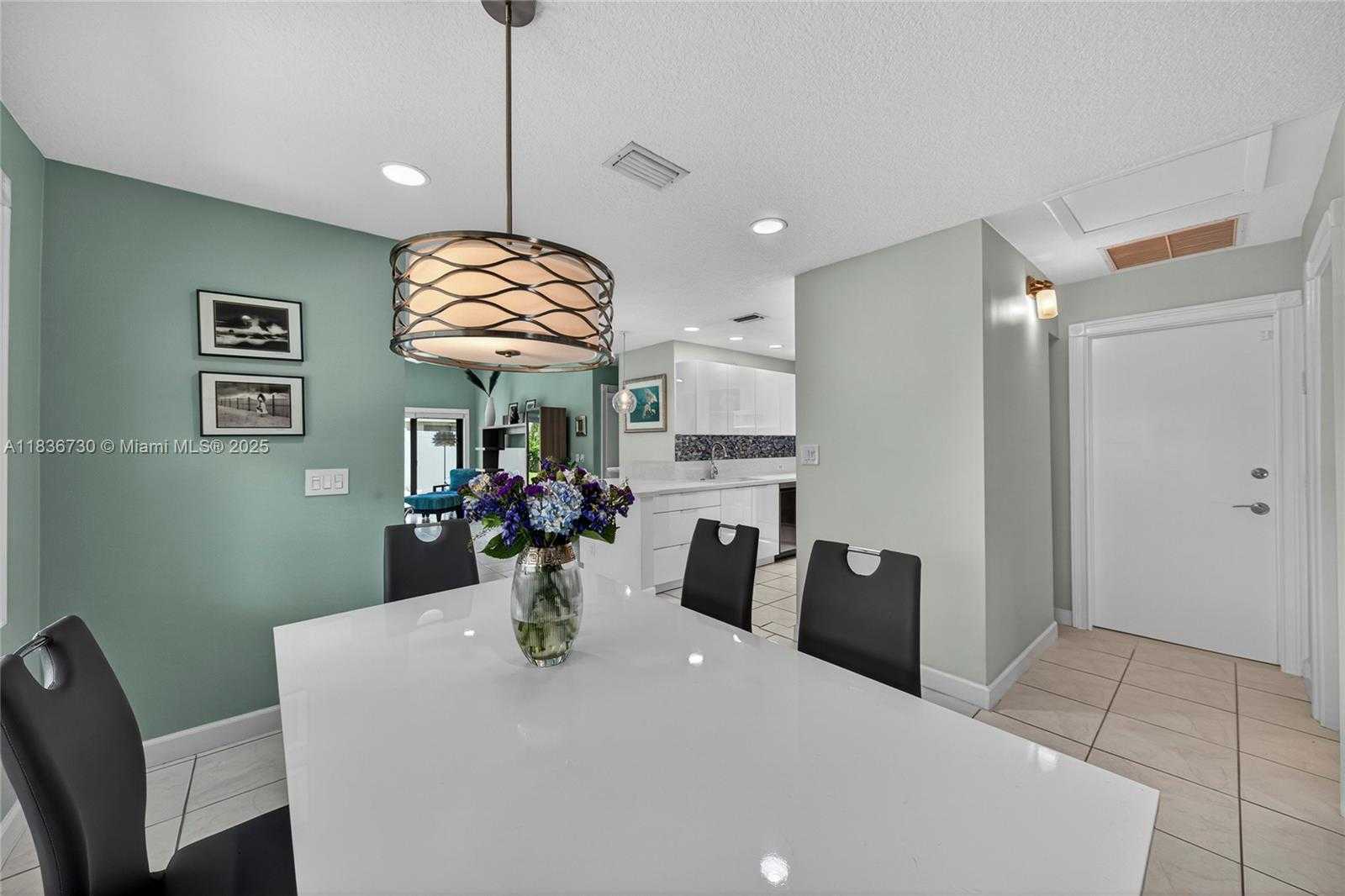 Small Image of 21150 JIB CT #J11, Aventura Number 23