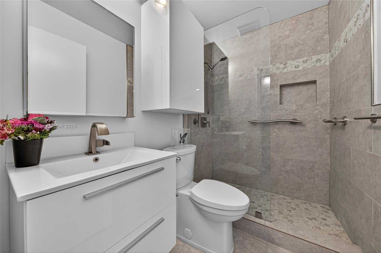 Small Image of 21150 JIB CT #J11, Aventura Number 31