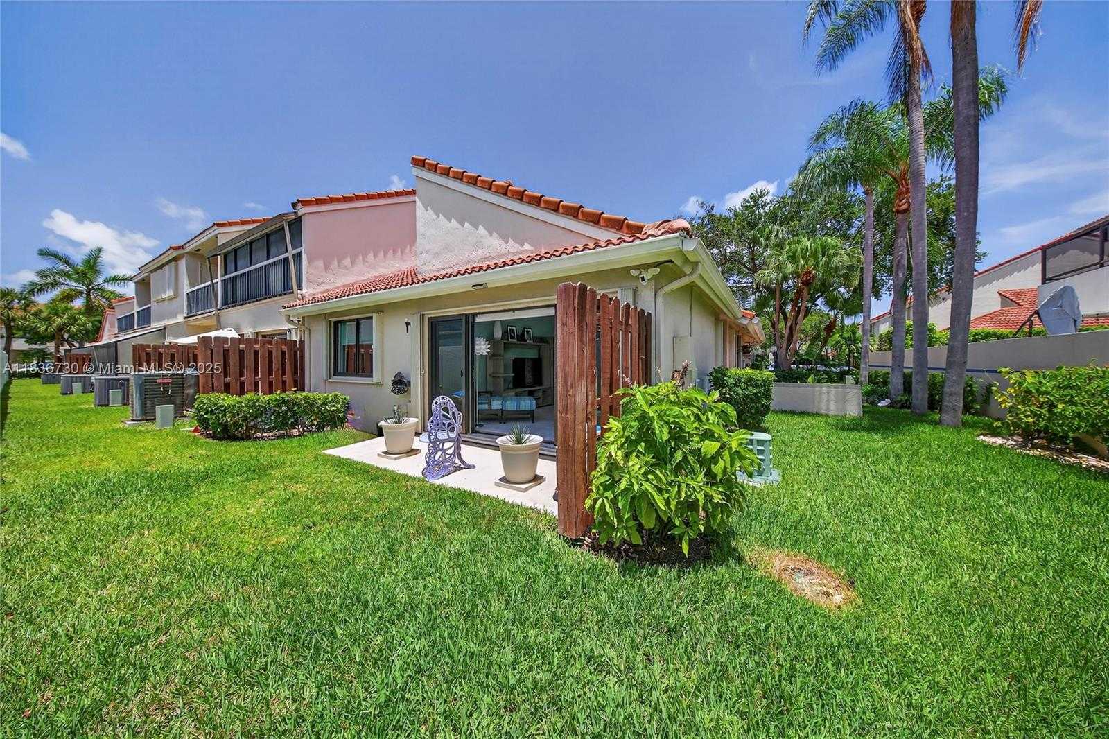 Small Image of 21150 JIB CT #J11, Aventura Number 32