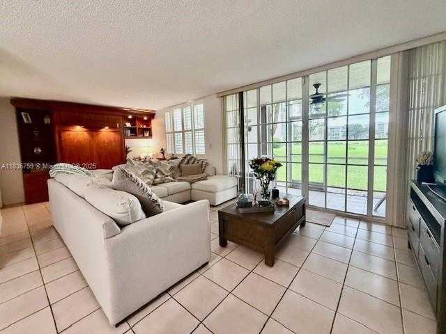 Small Image of 9491 SOUTH EAST EVERGREEN PL #102, Davie Number 4