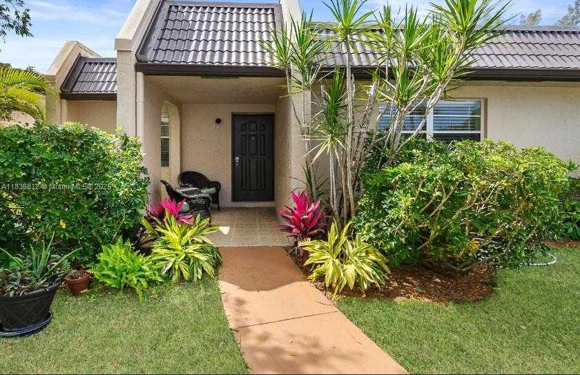 Small Image of 103 LAKE TERRY DR, West Palm Beach Number 2