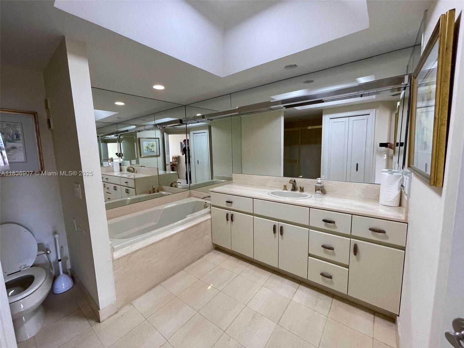 Small Image of 3000 ISLAND BLVD #1103, Aventura Number 26