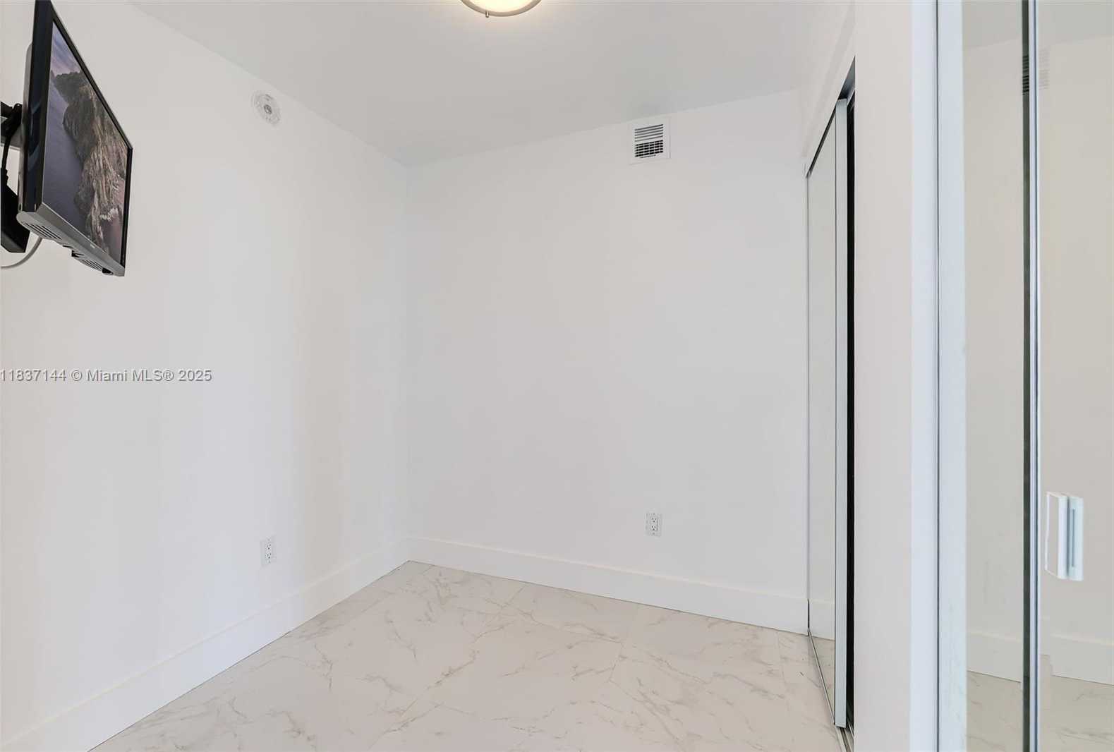 Small Image of 5701 COLLINS AVE #1611, Miami Beach Number 22