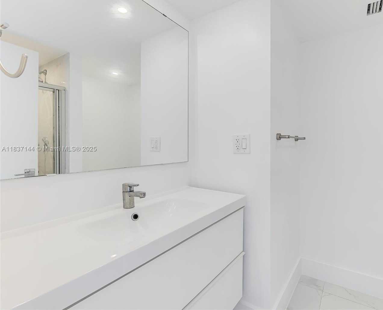 Small Image of 5701 COLLINS AVE #1611, Miami Beach Number 23