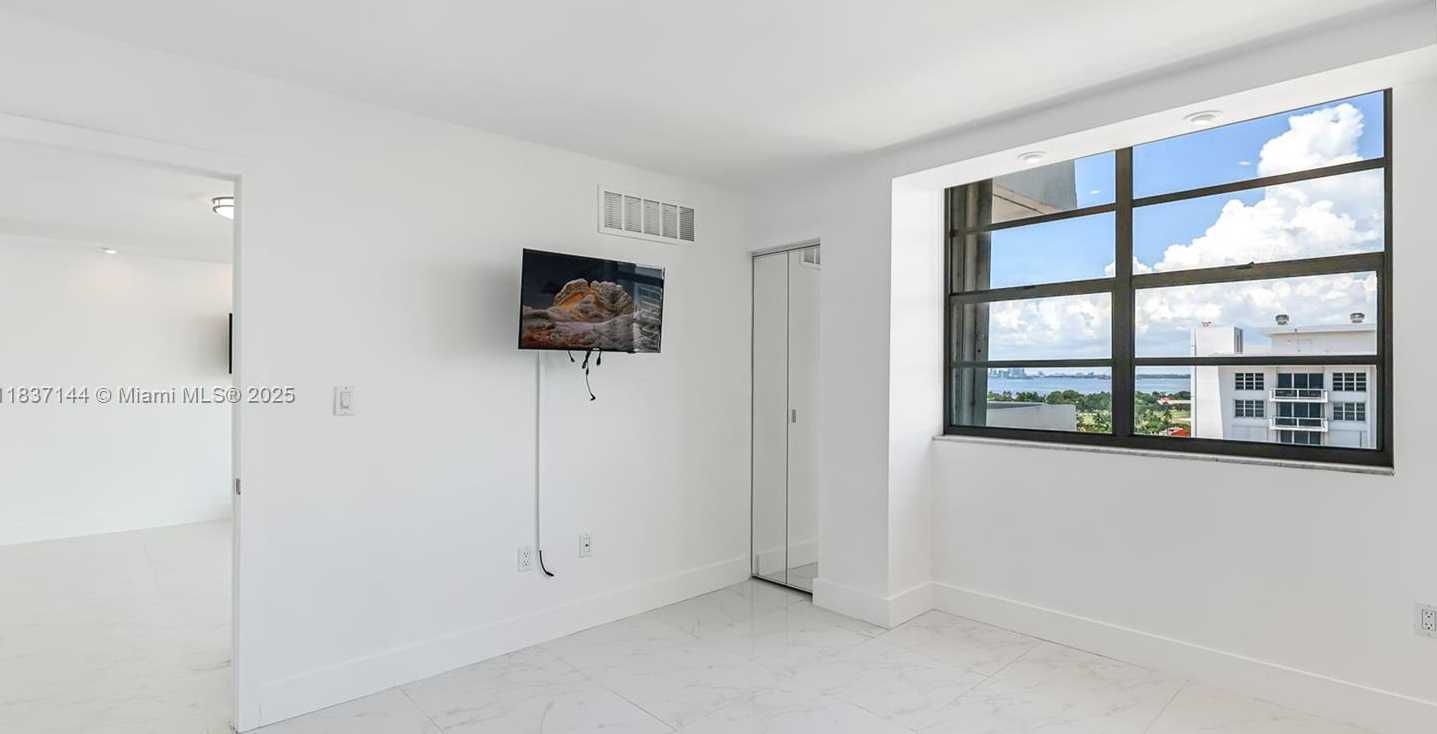Small Image of 5701 COLLINS AVE #1611, Miami Beach Number 25