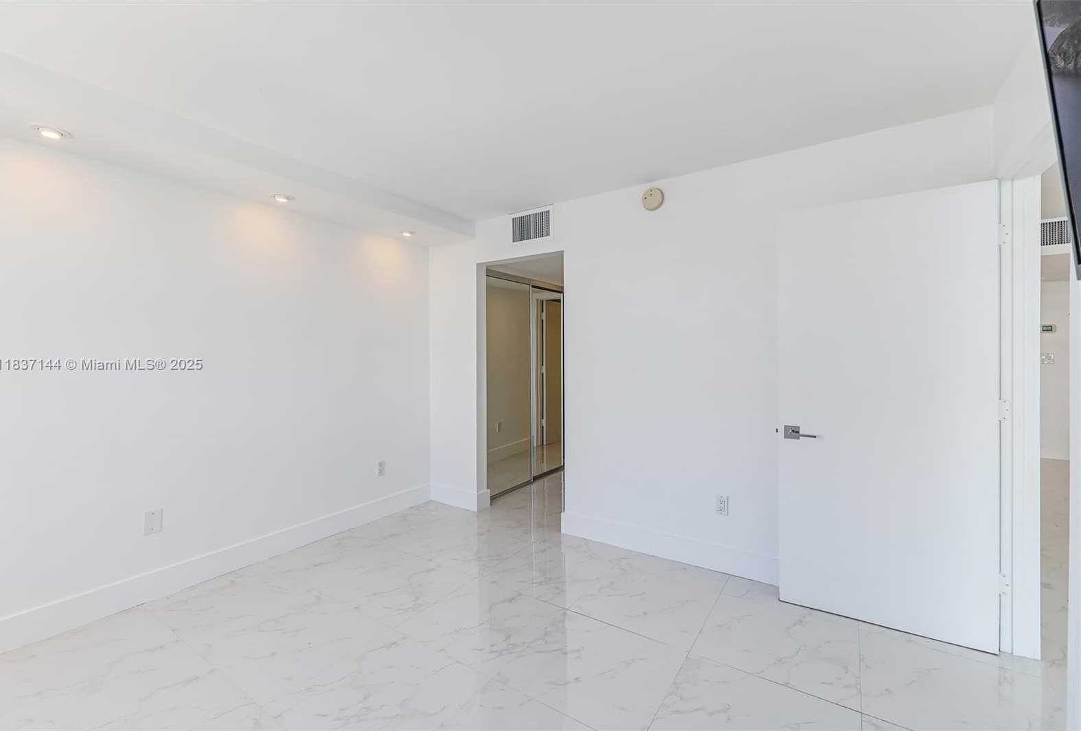 Small Image of 5701 COLLINS AVE #1611, Miami Beach Number 26