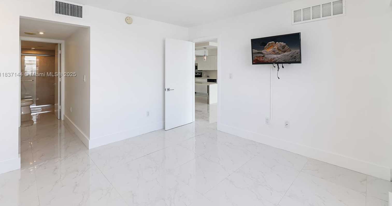 Small Image of 5701 COLLINS AVE #1611, Miami Beach Number 27