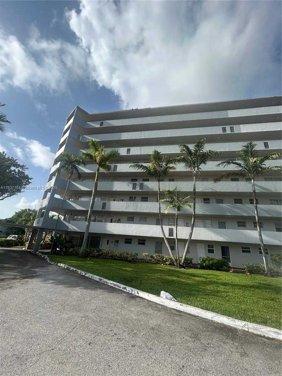 Small Image of 1750 NE 191st St, Miami, FL 33179, USA Number 2