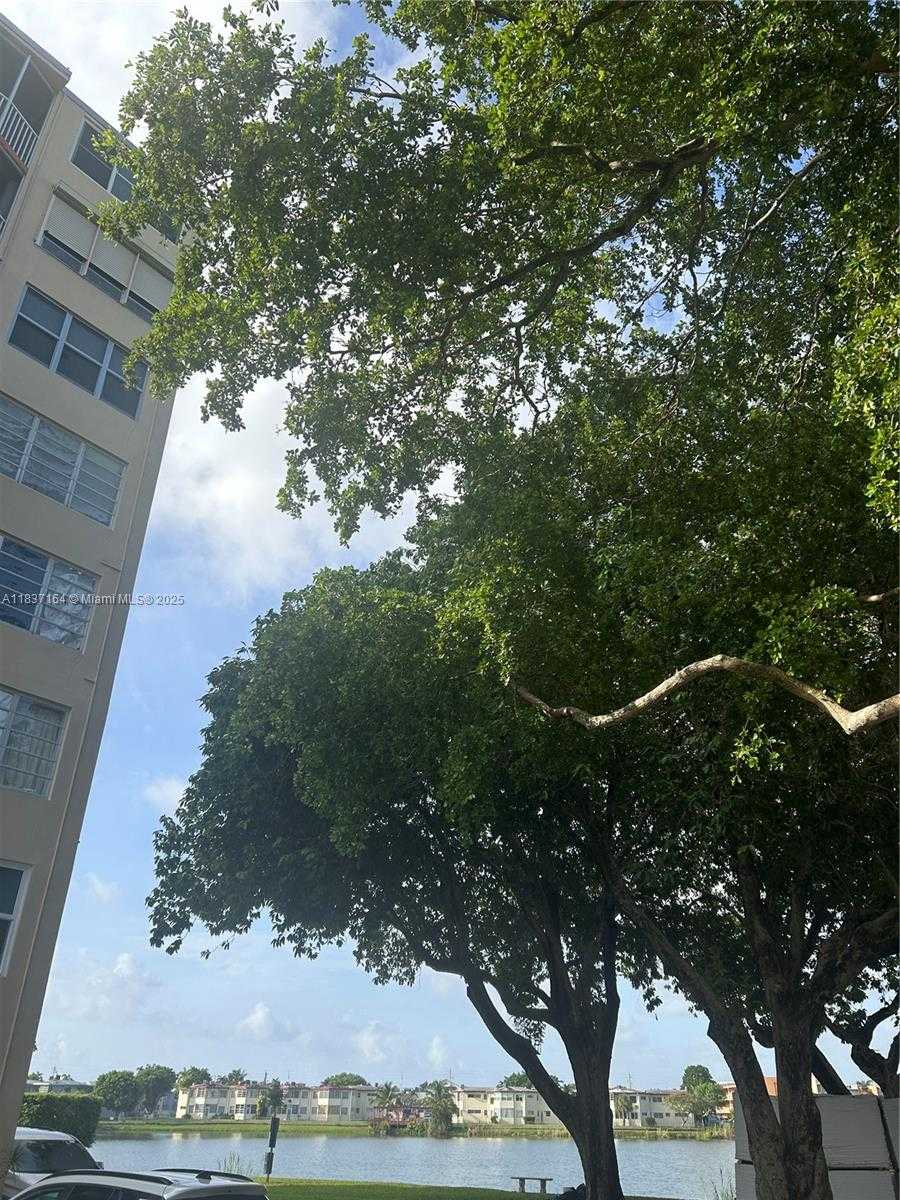 Small Image of 1750 NE 191st St, Miami, FL 33179, USA Number 3