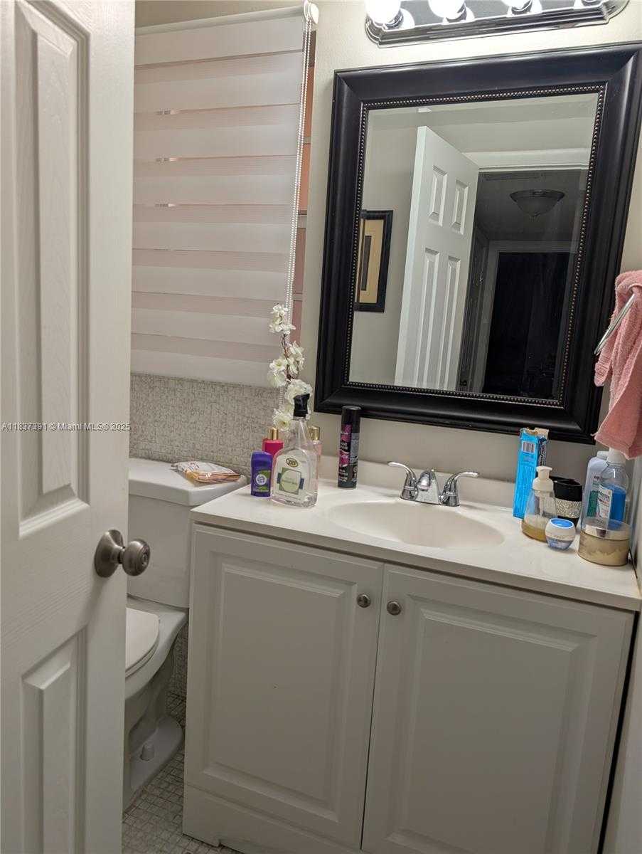 Small Image of 6751 CYPRESS RD #405, Plantation Number 12