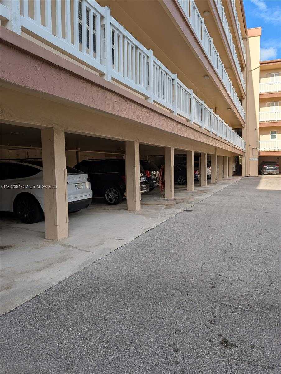 Small Image of 6751 CYPRESS RD #405, Plantation Number 3