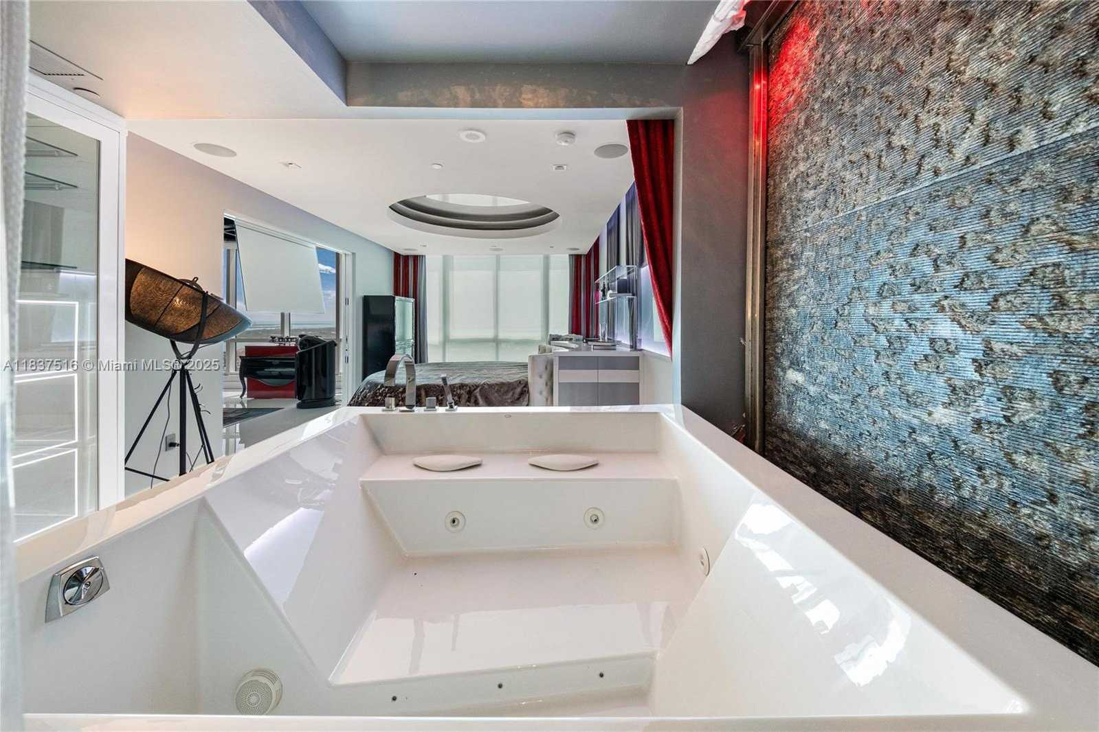 Small Image of 100 SOUTH POINTE DR #3002, Miami Beach Number 25