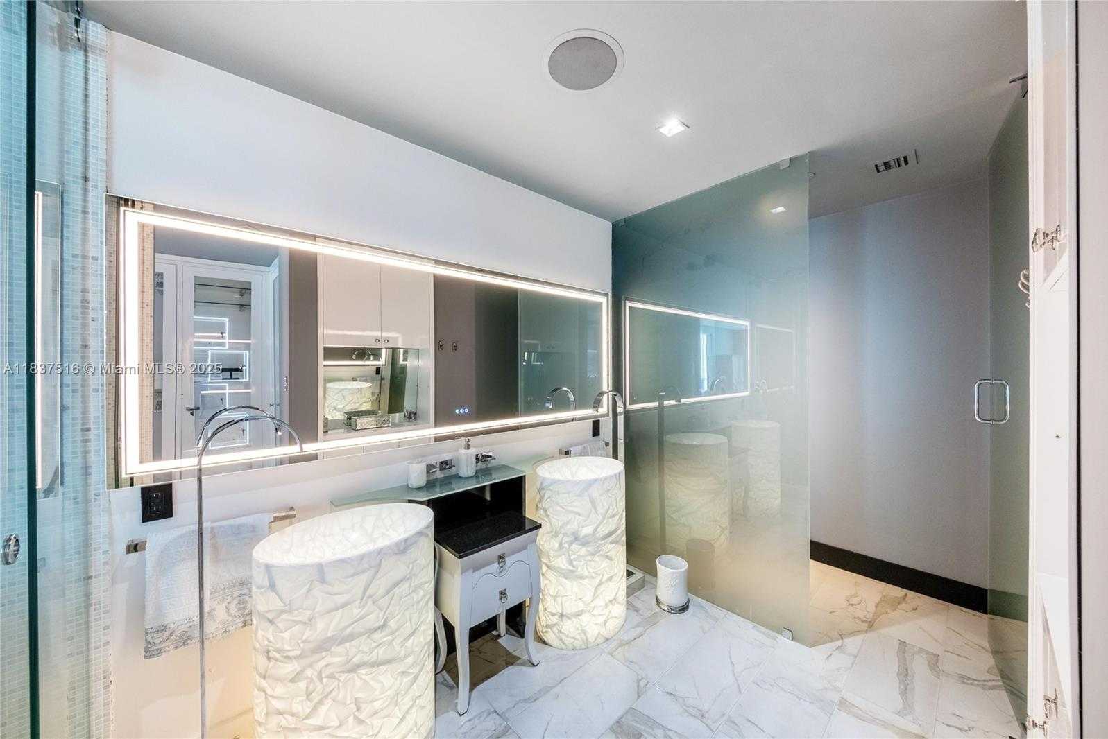Small Image of 100 SOUTH POINTE DR #3002, Miami Beach Number 37