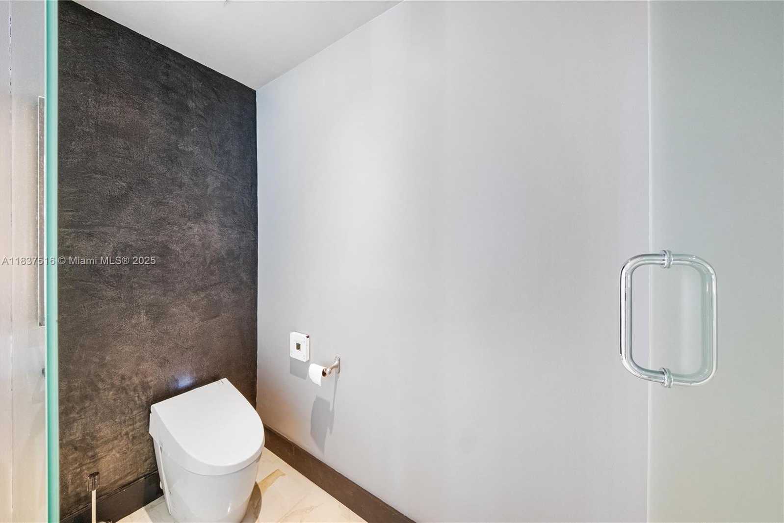 Small Image of 100 SOUTH POINTE DR #3002, Miami Beach Number 38