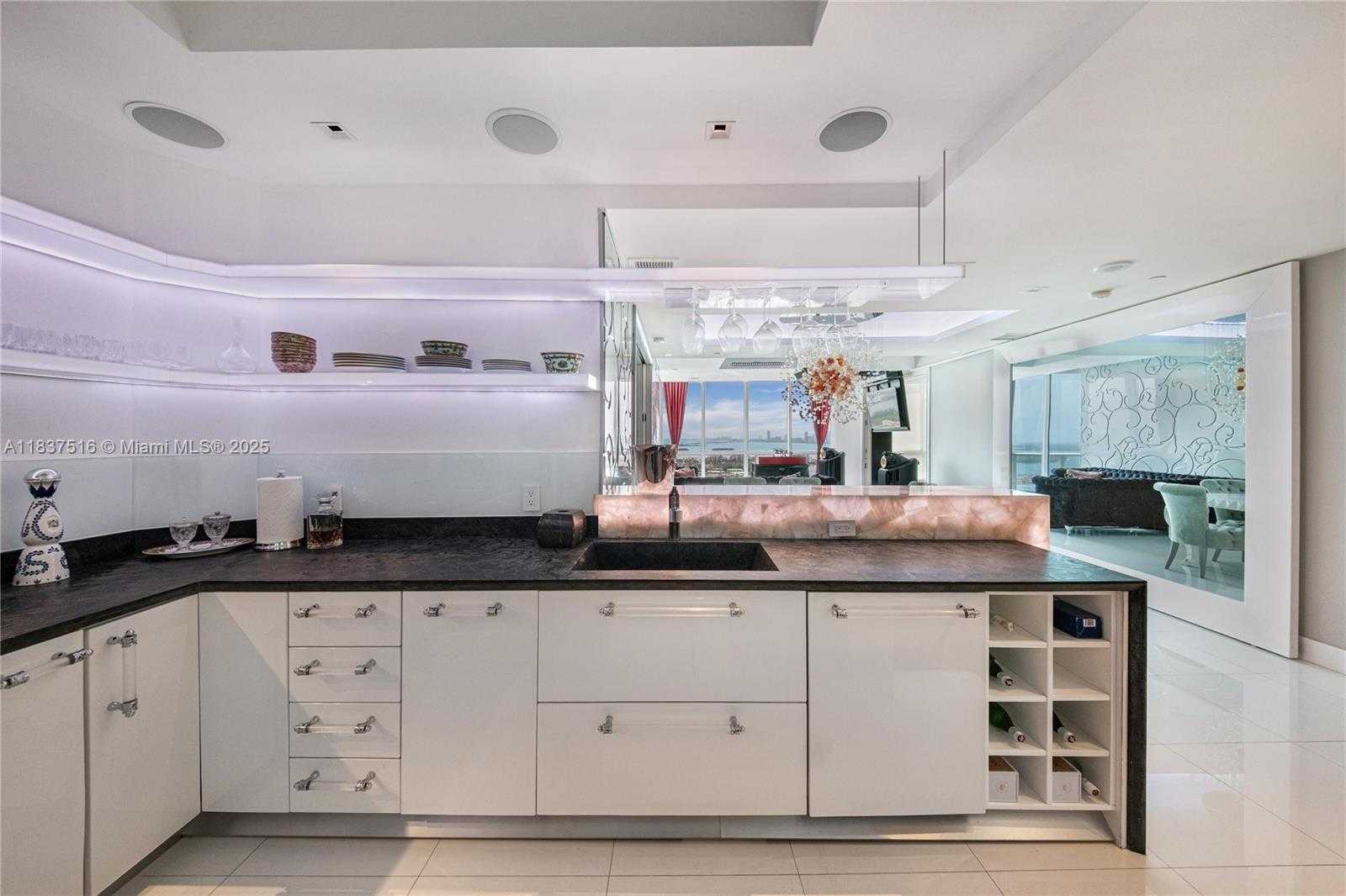 Small Image of 100 SOUTH POINTE DR #3002, Miami Beach Number 4