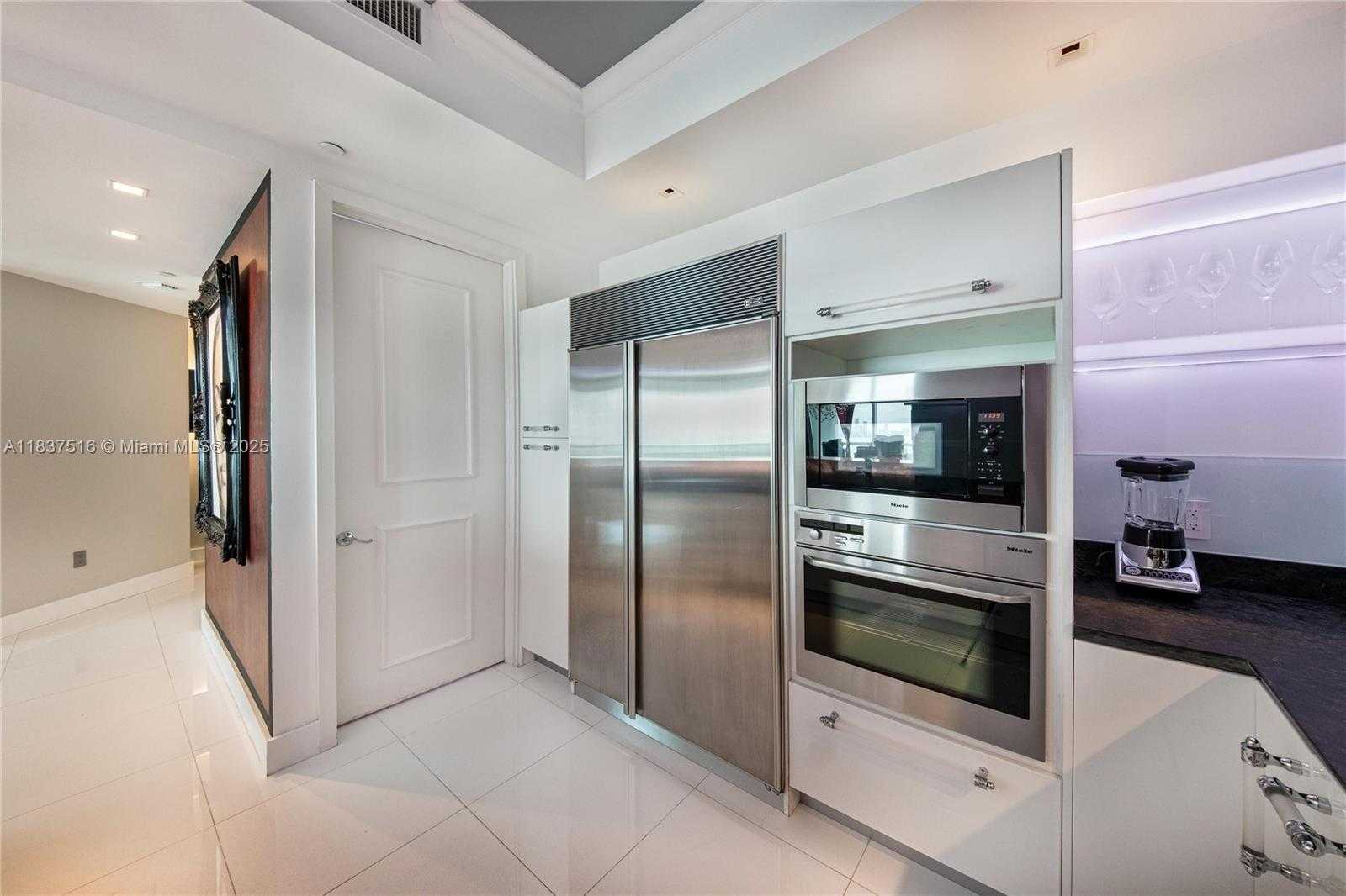 Small Image of 100 SOUTH POINTE DR #3002, Miami Beach Number 5