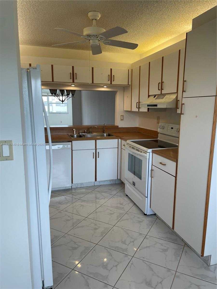 Small Image of 7152 SOUTH DEVON DR #304, Tamarac Number 4