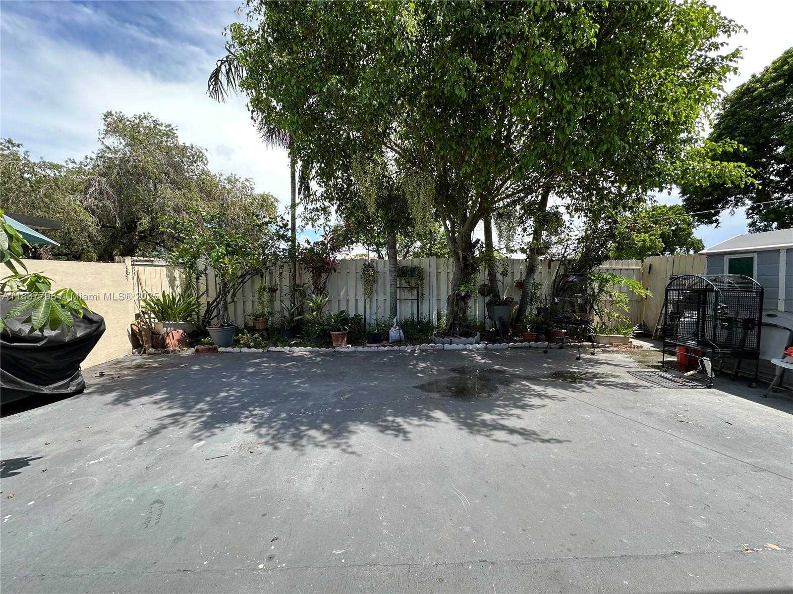 Small Image of 12012 SOUTH WEST 110TH ST CIR N, Miami Number 16
