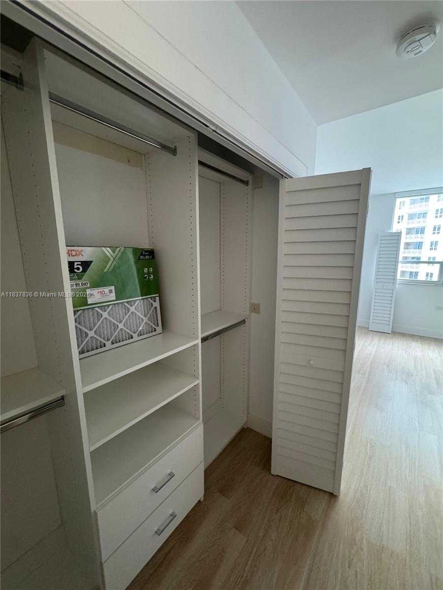 Small Image of 801 BRICKELL KEY BLVD #1005, Miami Number 17