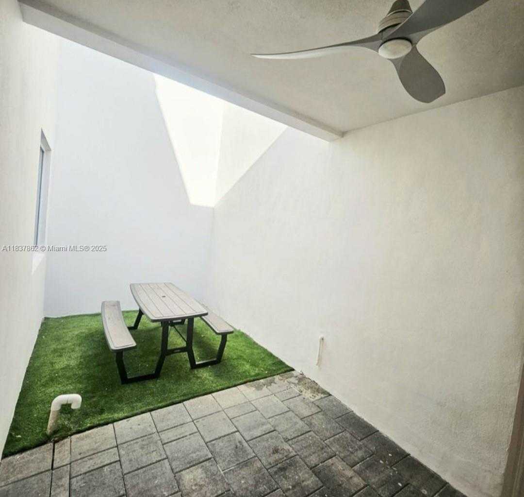 Small Image of 10440 NORTH WEST 67TH ST #10440, Doral Number 15