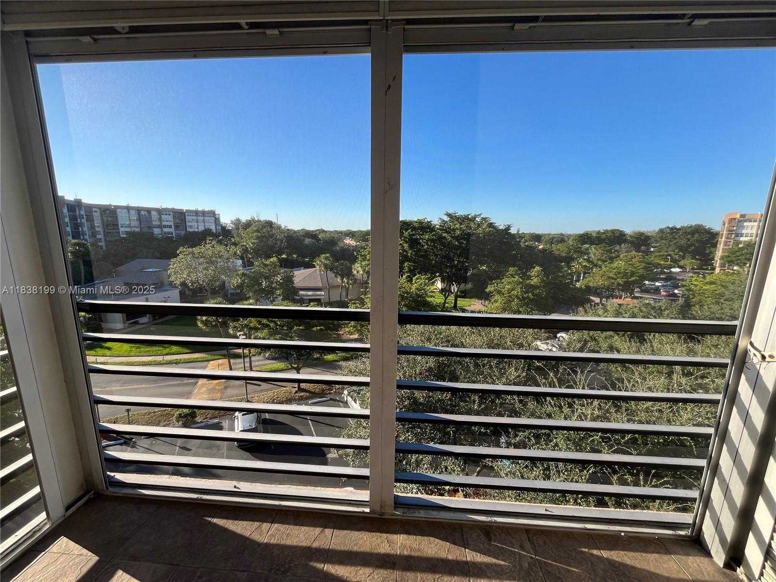 Small Image of 1300 SAINT CHARLES PL #613, Pembroke Pines Number 15