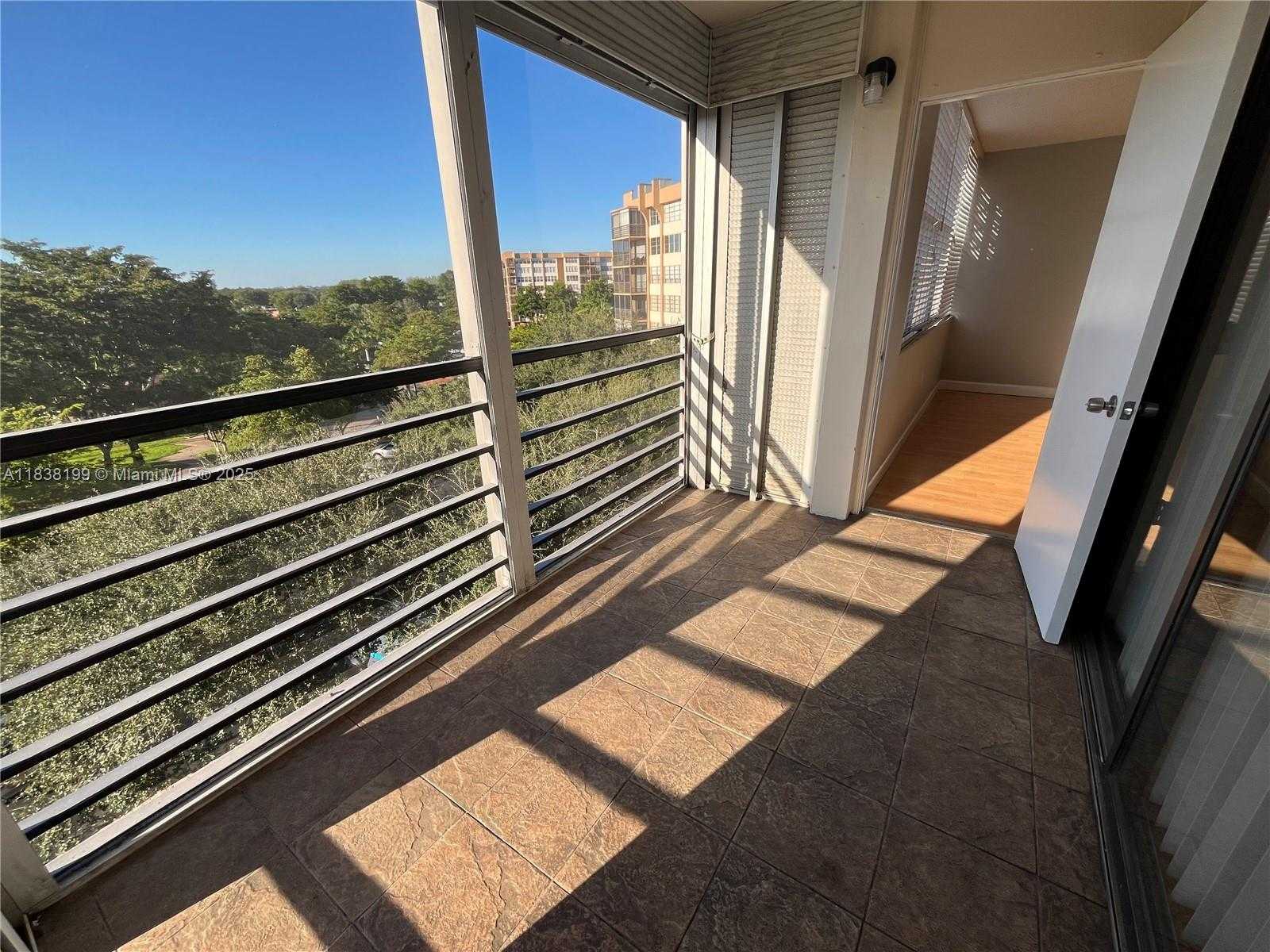 Small Image of 1300 SAINT CHARLES PL #613, Pembroke Pines Number 16