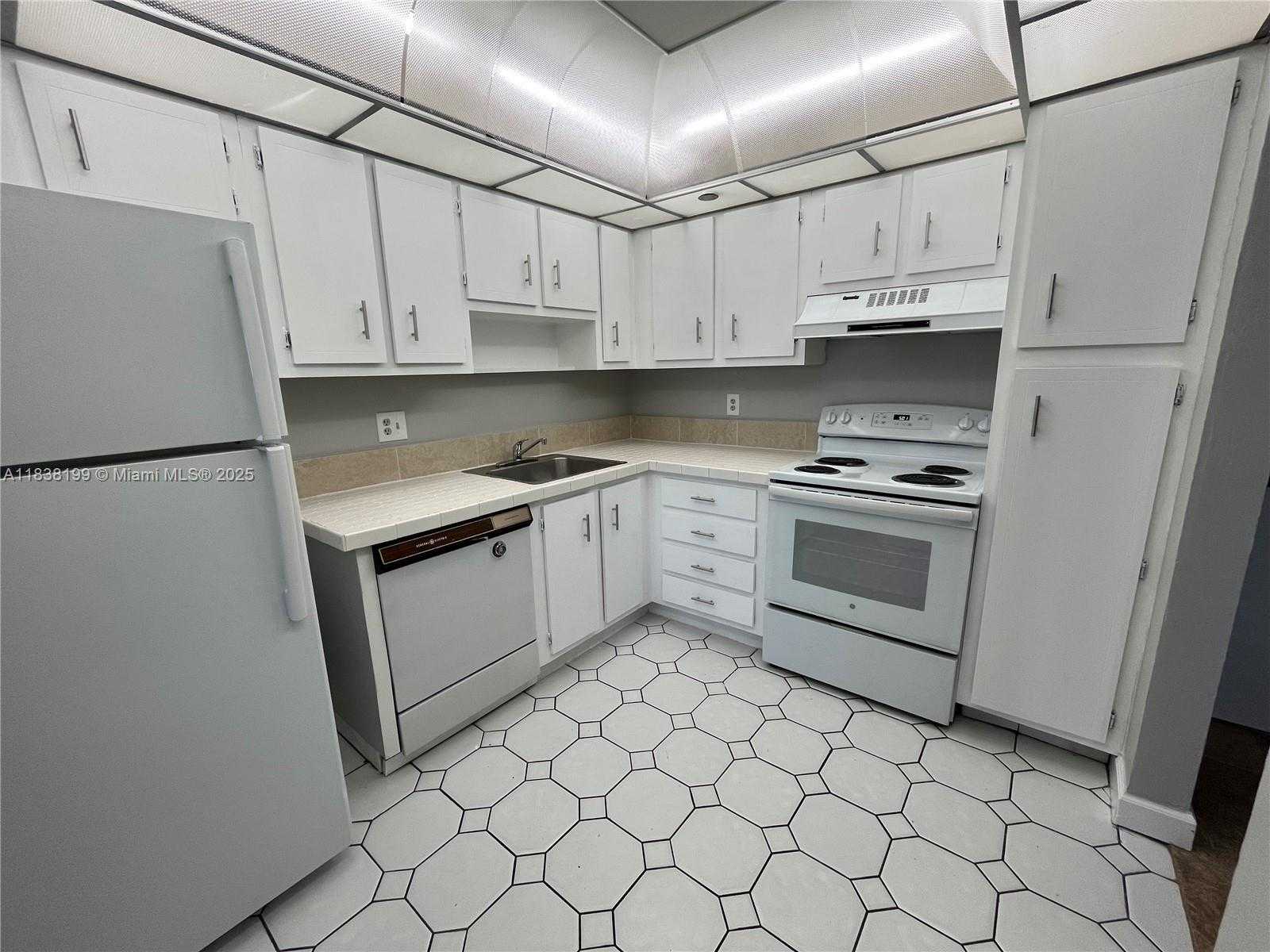 Small Image of 1300 SAINT CHARLES PL #613, Pembroke Pines Number 4