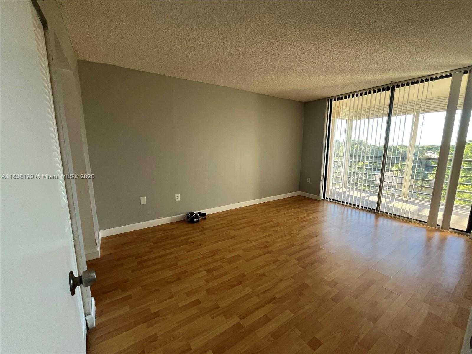 Small Image of 1300 SAINT CHARLES PL #613, Pembroke Pines Number 6