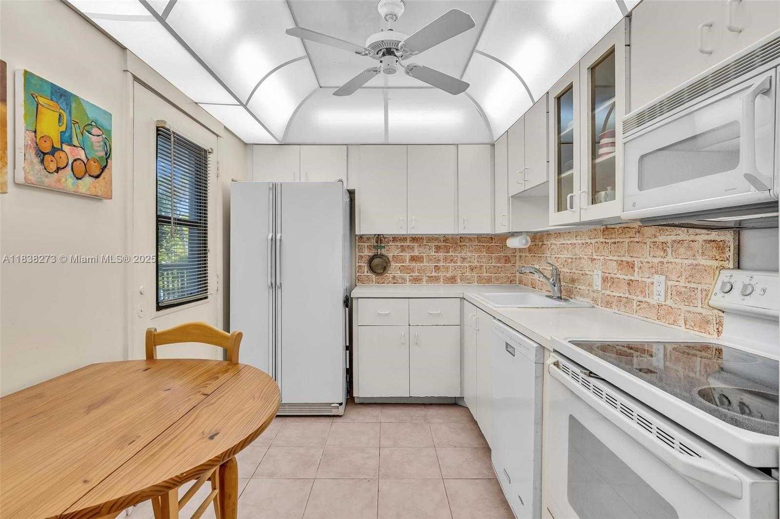 Small Image of 20400 NORTH EAST COUNTRY CLUB DR #215, Aventura Number 18