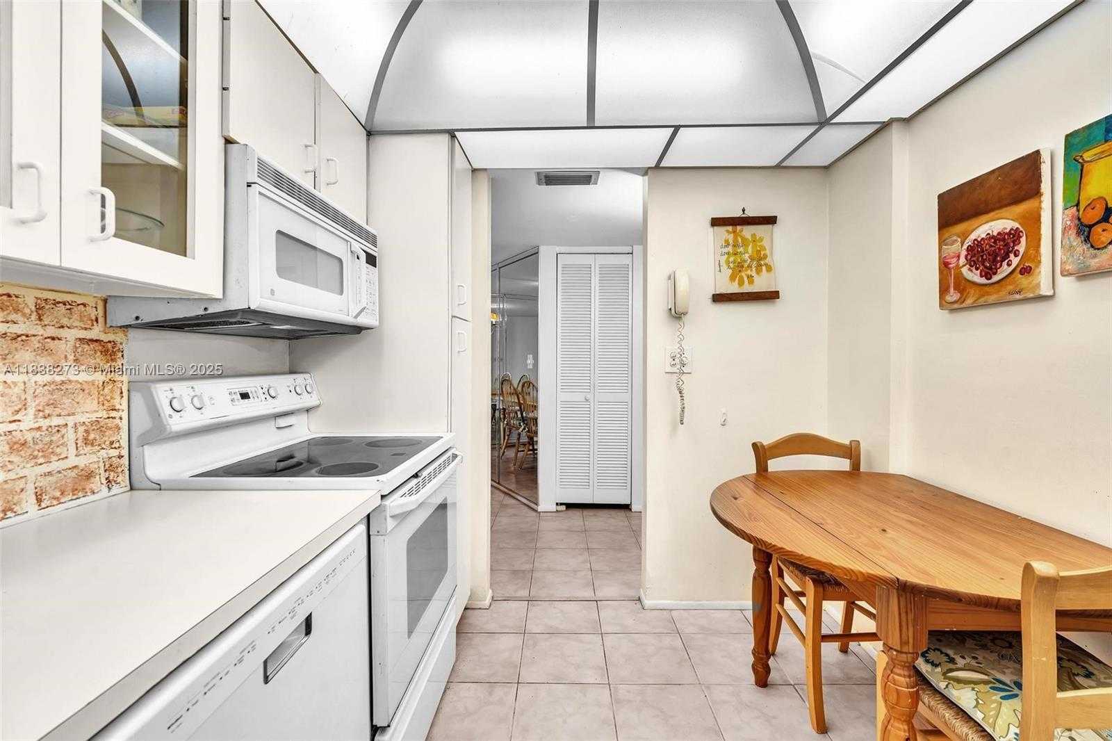 Small Image of 20400 NORTH EAST COUNTRY CLUB DR #215, Aventura Number 20