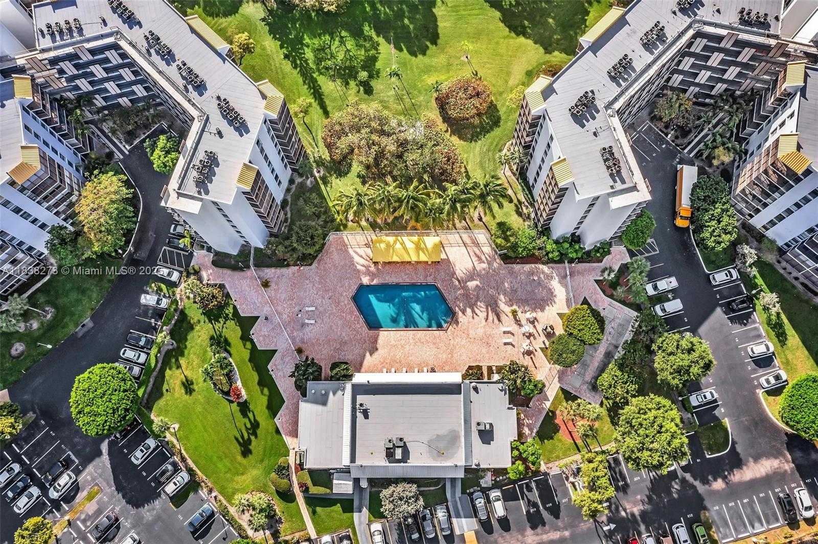 Small Image of 20400 NORTH EAST COUNTRY CLUB DR #215, Aventura Number 35