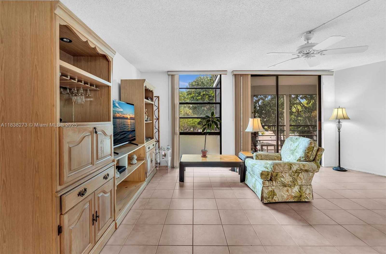 Small Image of 20400 NORTH EAST COUNTRY CLUB DR #215, Aventura Number 4