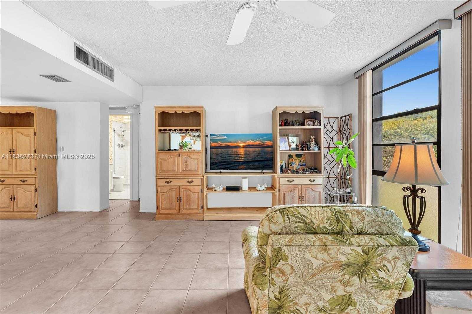 Small Image of 20400 NORTH EAST COUNTRY CLUB DR #215, Aventura Number 7