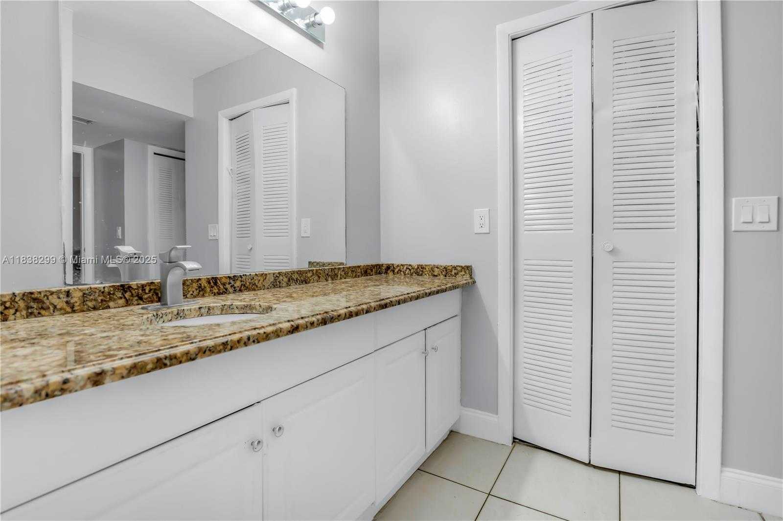 Small Image of 302 LAKEVIEW DR #202, Weston Number 12