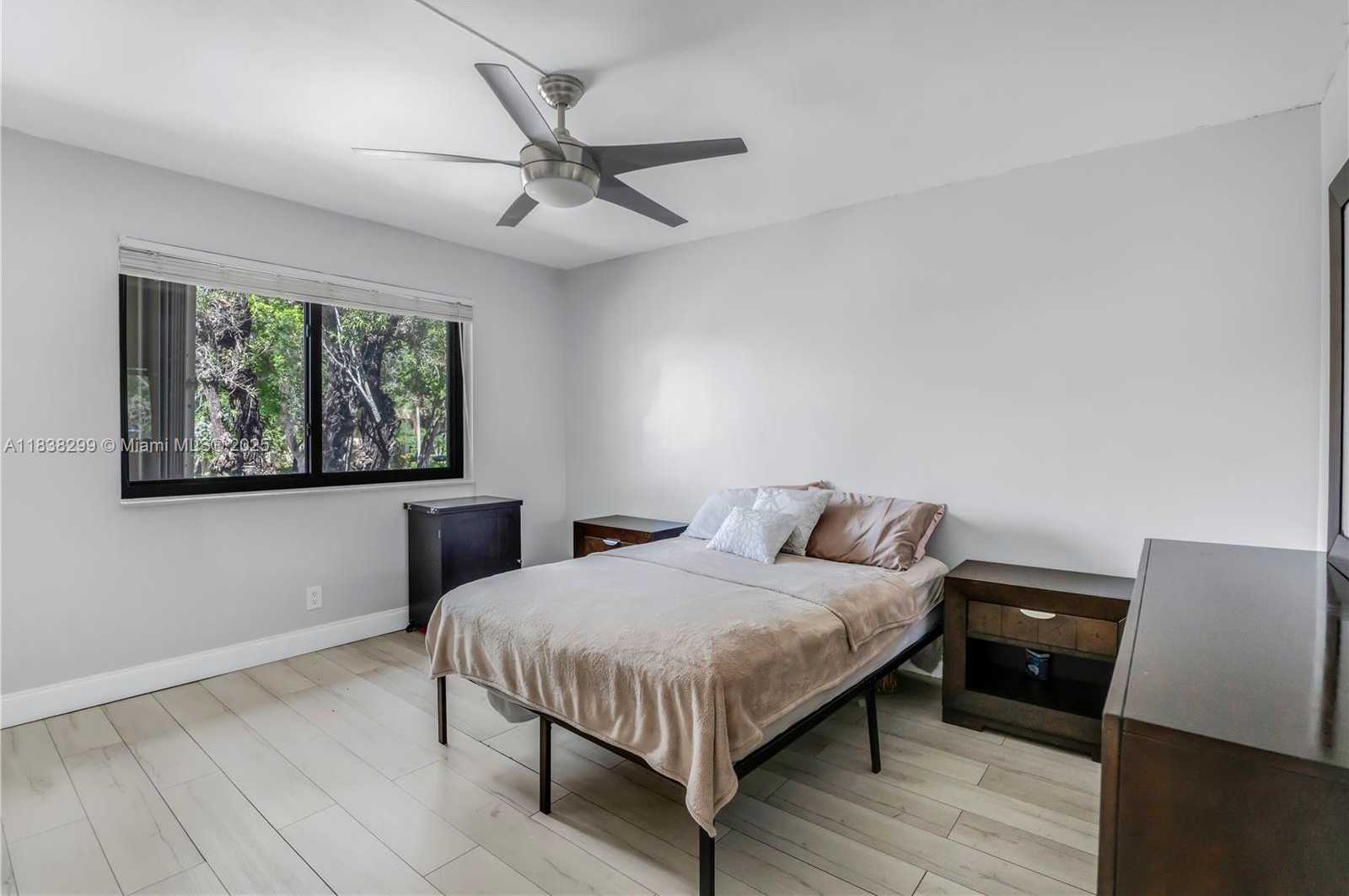 Small Image of 302 LAKEVIEW DR #202, Weston Number 14